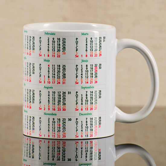 Klasiskā krūze 330ml ar jauno 2026. kalendāru!