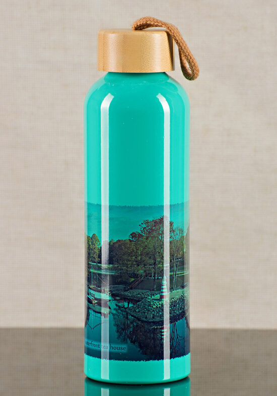 600 ml Alumīnija pudele ar Bambusa vāciņu - "Krastmalas motīvs" (tirkīza/zaļa)